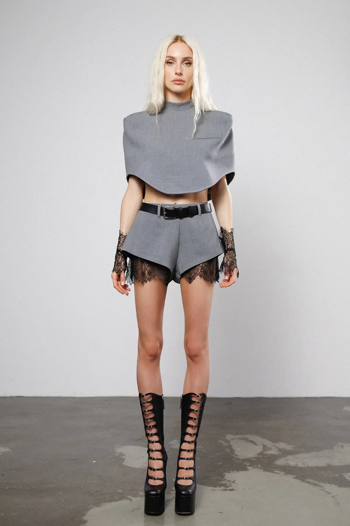 "No signal" Shorts with Lace