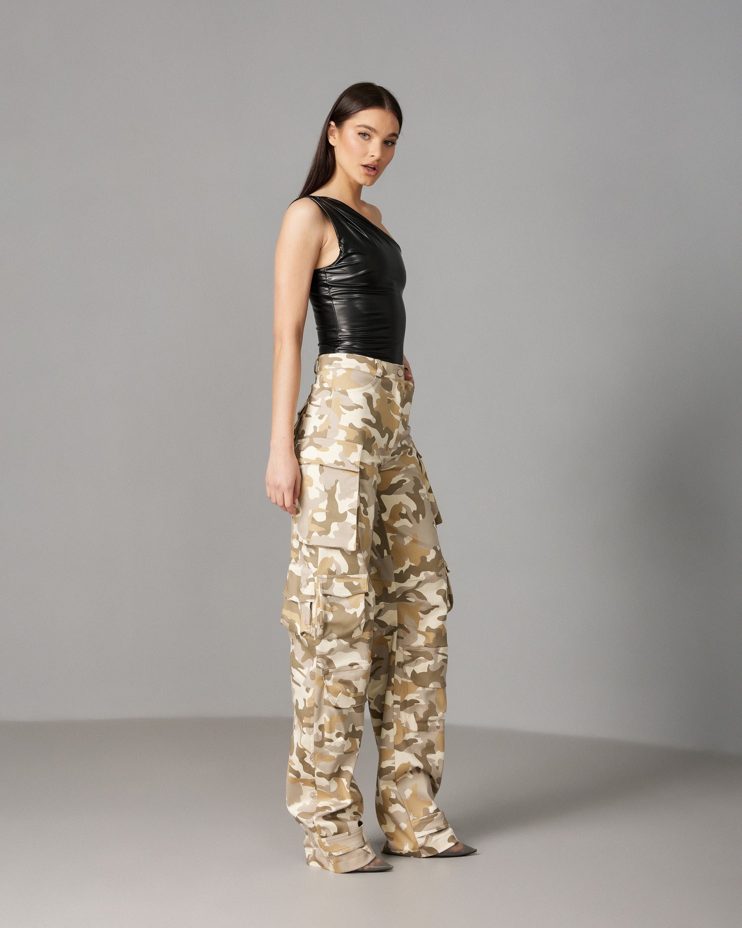Elyou - Low Rise Camo Print Wide Leg Cargo Pants | YesStyle